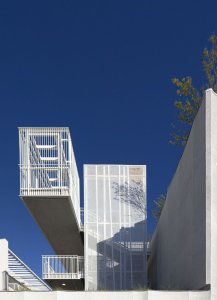 Každá jednotka má venkovní prostor a balkon s výhledem do dvora. (Rose Apartments v Los Angeles, Brooks & Scarpa)