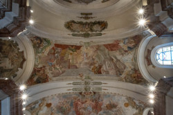 Interiér zrestaurovaného kostela Narození Panny Marie v Domažlicích (Fresky restaurovali Jiří Suchan a David Hrabálek)