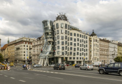 Koncept: Koncept Tančícího domu zná snad každý. Ginger Rogers a Fred Astair v tanečním pohybu. Díky silnému konceptu lidé dům lépe chápou a někteří mu pak ledacos odpustí. / Vlado Milunić, Frank O. Gehry, Tančící dům – foto