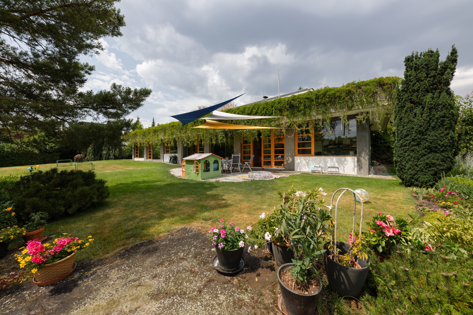 Vila podle architektů Ladislava Lábuse a Lenky Dvořákové. Tak žije po 26 letech.