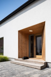 Rodinný dům v Dolních Dubňanech, CL3: Do hmot domů jsou zapasované kryté vstupy a terasa s posezením