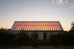 Víkendový dům "Das Glashaus" v Německu, Sigurd Larsen: Směrem na západ je celý povrch střechy prosklený, takže pohled na zelené údolí a západy slunce lze zažít i zevnitř.