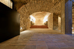 Ručně vyráběná cihlová dlažba Klinker ve sklepě radnice v Brandýse nad Labem