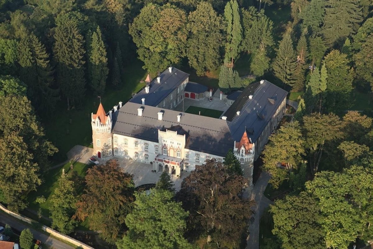 Chateua Herálec, skládaná střešní krytina - ilustrační foto