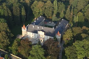 Chateua Herálec, skládaná střešní krytina - ilustrační foto