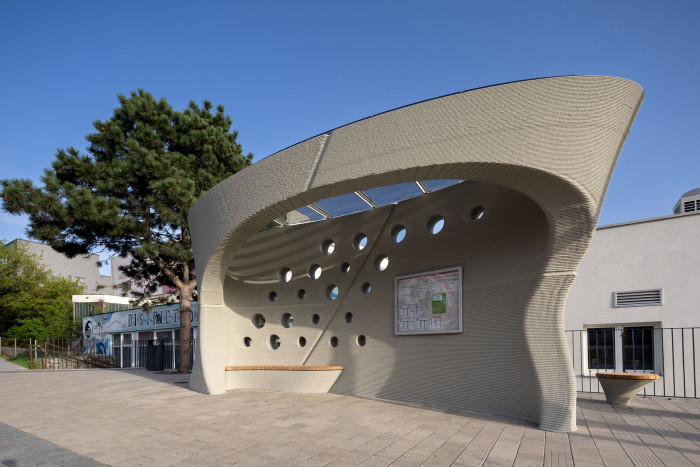 Přístřešek na zastávce Lipovského postavená metodou 3D tisku.