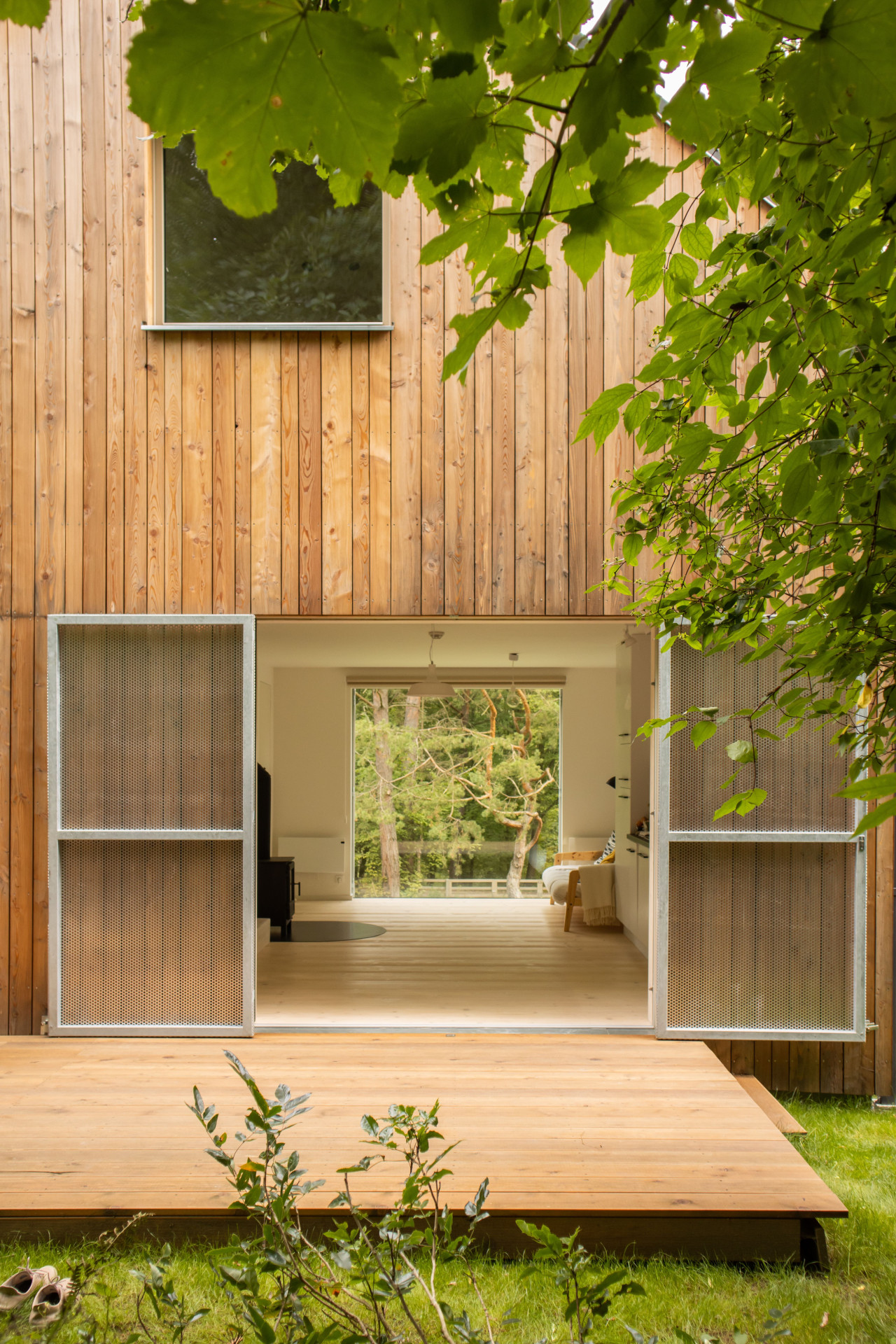 System Recovery Architects - Domek mezi lesy: Díky umístění otvorů naproti sobě je zajištěn krásný průhled celým domem