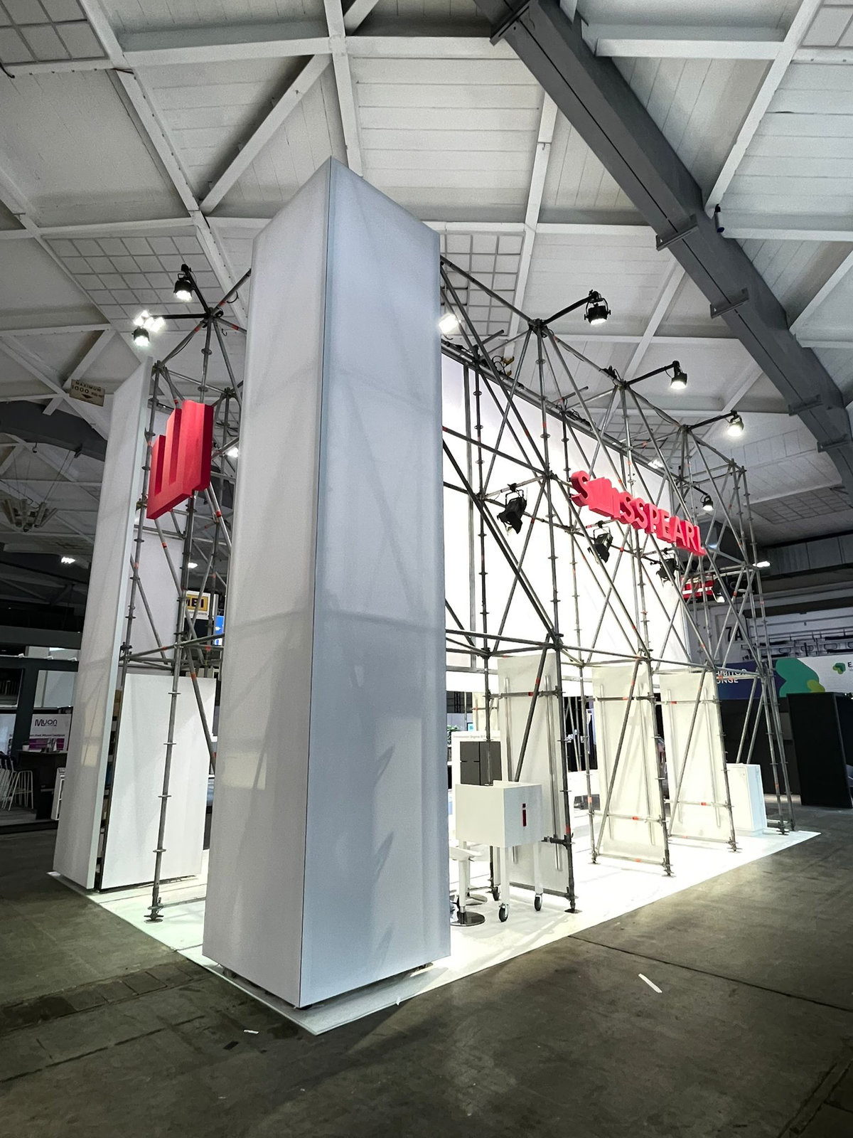 Opakované využití stánku na stavebním veletrhu Futurebuild Belgium 2025.