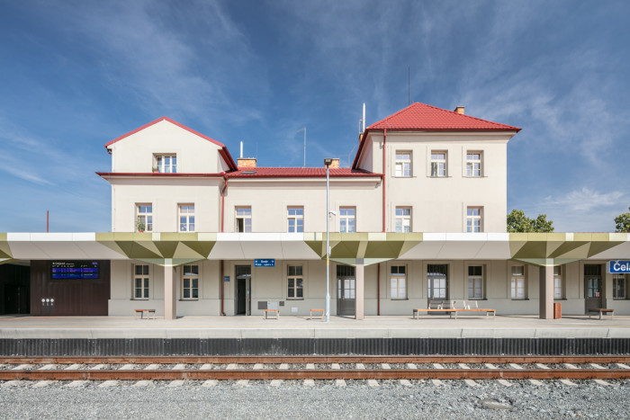 Rekonstrukce výpravní budovy a přilehlých prostor v Čelákovicích - pohled na první nástupiště, Studio 519