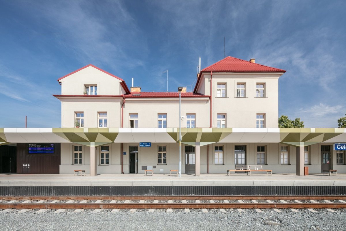 Rekonstrukce výpravní budovy a přilehlých prostor v Čelákovicích - pohled na první nástupiště, Studio 519