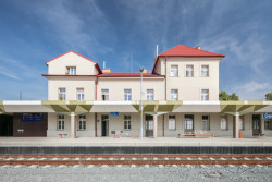 Rekonstrukce výpravní budovy a přilehlých prostor v Čelákovicích - pohled na první nástupiště, Studio 519