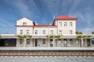 Rekonstrukce výpravní budovy a přilehlých prostor v Čelákovicích - pohled na první nástupiště, Studio 519