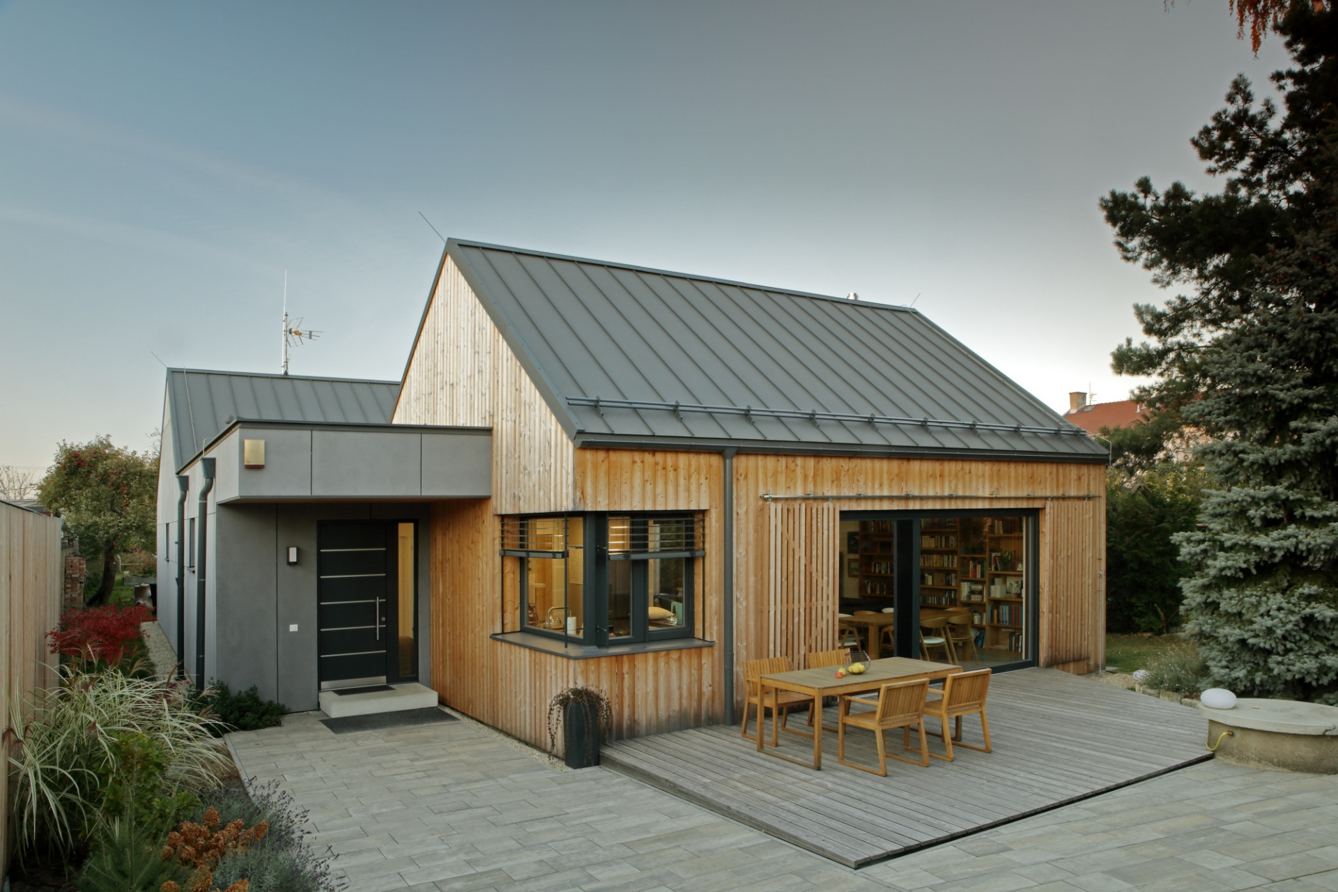 Rodinný dům na Hané, No-A Architekti: Aby autoři navodili maximální dojem harmonického propojení domu a zahrady, zvolili pro fasády domu modřínový obklad