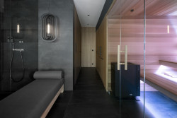 Architekti Hana Davidová a Michal Narovec ze studia Flat White dali vyniknout osvětlení značky Delta Light v minimalistickém interiéru rodinného domu