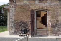 Veškeré cihly, které zbyly z demolice stěn, byly znovu využity na nenosné vnitřní stěny. 