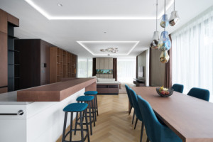 Obývací pokoj je propojený s prostornou kuchyní. (Rodinná vila v Brně;  KYZLINK ARCHITECTS)