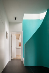 Pouze původní domek je dvoupodlažní. (Rodinný dům v Křenovicích, ika.architekti)