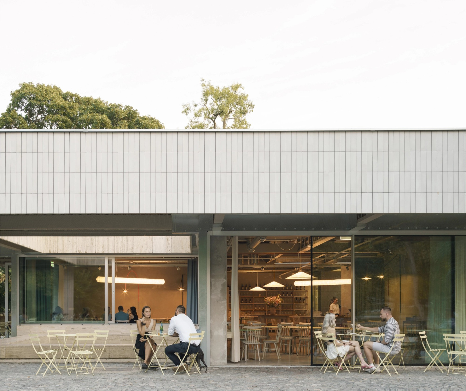 Když člověk přejde z centra Bratislavy most Slovenského národního povstání, ocitne se v oblíbeném parku Janko Krále. V pavilonu uprostřed byl dlouhá léta erotický salon. Město budovu odkoupilo za 1,4 miliony eur. A je tu kavárna Ferdinand, která získala cenu CEZAAR v kategorii Fenomény architektury. „Je exemplárním příkladem toho, že lze zvrátit i ten nejhorší vývoj,“ píše šéfredaktorka časpoisu ASB Broňa Tarcony.