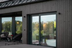 Rodinná firma VESPER HOMES realizovala  rodinný dům u Liberce, který se halí do modřínového dřeva.