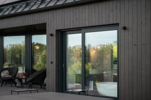Rodinná firma VESPER HOMES realizovala  rodinný dům u Liberce, který se halí do modřínového dřeva.