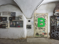 Restaurace Marie B, Olgoj Chorchoj: Do prostoru hosté vchází přes potagované dveře