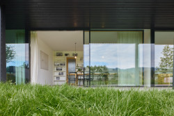 Z kanceláře rovnou na louku (Sídlo a showroom Janošík, Jakub Janošík)