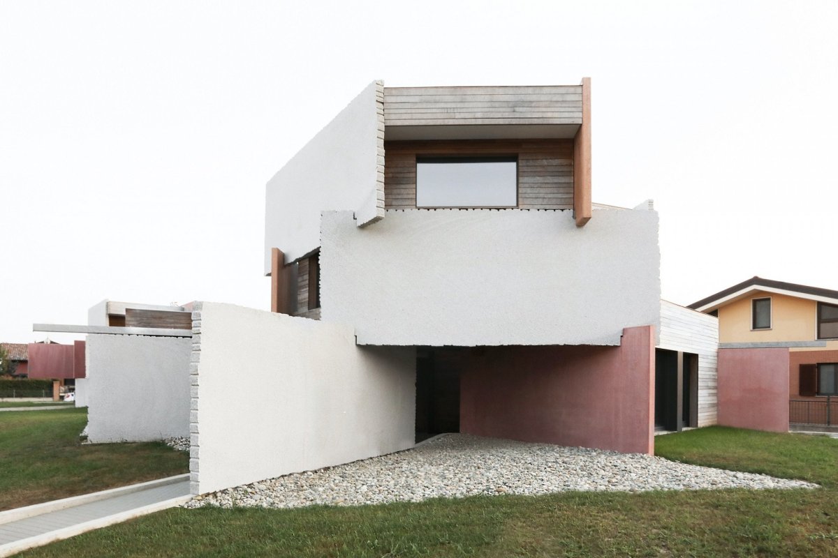 Houses of Cards, Dog House, Elastico Farm