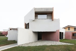 Houses of Cards, Dog House, Elastico Farm