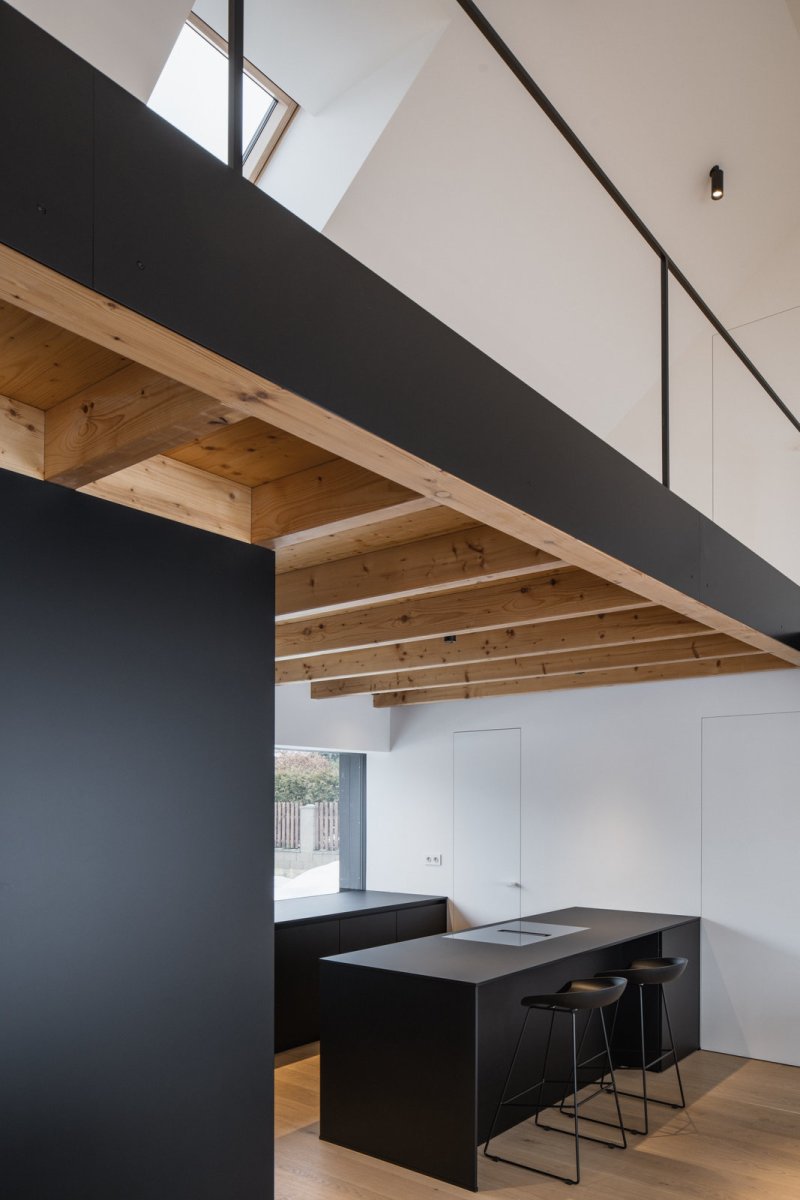 Kuchyně  (Přízemní dům s fasádou z opalovaného dřeva; Luni architekti)