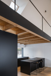 Kuchyně  (Přízemní dům s fasádou z opalovaného dřeva; Luni architekti)