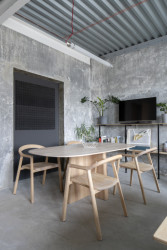 Interiér vlastního ateliéru, LINEAR: V rámci zachování rázu prostoru a celého objektu, zvolili architekti „industriální“ svítidla