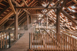 Rekonstrukce stodoly v Pošumaví, BYRÓ architekti: „Vnitřní prostor stodoly, který byl zaskládaný až po hřeben, jsme se snažili co nejvíce otevřít, prosvětlit a doplnit subtilními, pokud možno nenápadnými zásahy," popisují architekti.