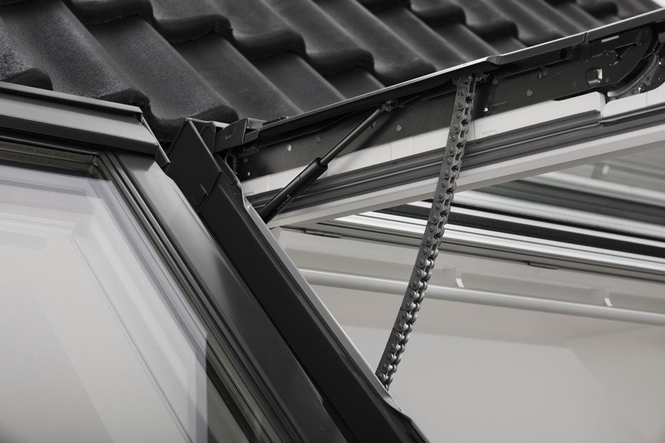 Elektricky ovládané výklopně-kyvné střešní okno VELUX INTEGRA ® GPU.