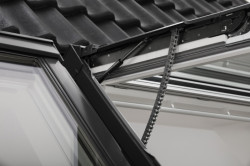 Elektricky ovládané výklopně-kyvné střešní okno VELUX INTEGRA ® GPU.