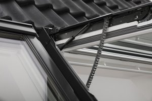 Elektricky ovládané výklopně-kyvné střešní okno VELUX INTEGRA ® GPU.