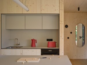 Pohled do kuchyně (Chalupa Na Kukačkách; edit! architects)