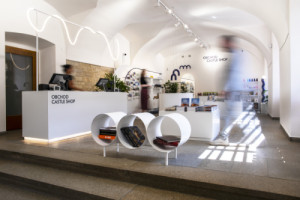 Na Pražském hradě se letos otevřel nový Design Shop podle návrhu designéra Miroslava Nachlingera. (Design Shop Pražského hradu; Miroslav Nachlinger)