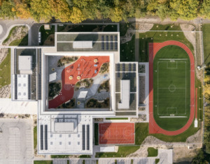 Je tu škola, tělocvična a dvě hřiště. (Nová škola LOŠBATES; SOA architekti)