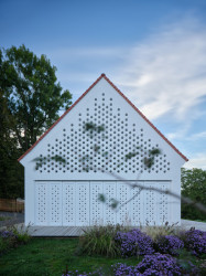 Perforované zdivo odkazuje na okolní hospodářské stavby. (Dům Oskar, Jan Žaloudek)