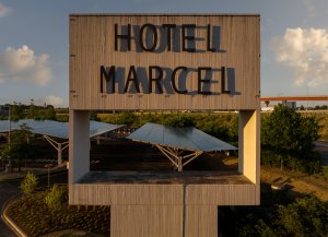Administrativní brutalistickou budovu v americkém New Haven proměnili architekti ze studia Becker + Becker na luxusní hotel Marcel