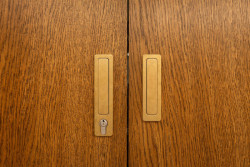 Klika vyfrézovaná přímo do křídla (Rekonstrukce zázemí Rudolfina; Architektonické studio Lenky Míkové)