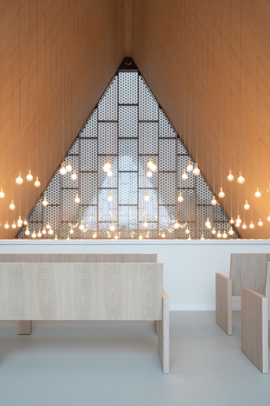 Interiér obřadní síně s akustickými panely Novatop - cílem bylo vytvořit architekturu, která neupřednostňuje sama sebe, ale citlivě rámuje lidské prožitky. (Rekonstrukce obřadní síně v Přerově; KT architekti)