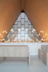 Interiér obřadní síně s akustickými panely Novatop - cílem bylo vytvořit architekturu, která neupřednostňuje sama sebe, ale citlivě rámuje lidské prožitky. (Rekonstrukce obřadní síně v Přerově; KT architekti)
