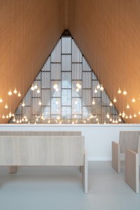 Interiér obřadní síně s akustickými panely Novatop - cílem bylo vytvořit architekturu, která neupřednostňuje sama sebe, ale citlivě rámuje lidské prožitky. (Rekonstrukce obřadní síně v Přerově; KT architekti)