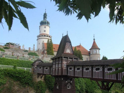 Dušan Jurkovič, krytý most v zahradě zámku v Novém Městě nad Metují - foto