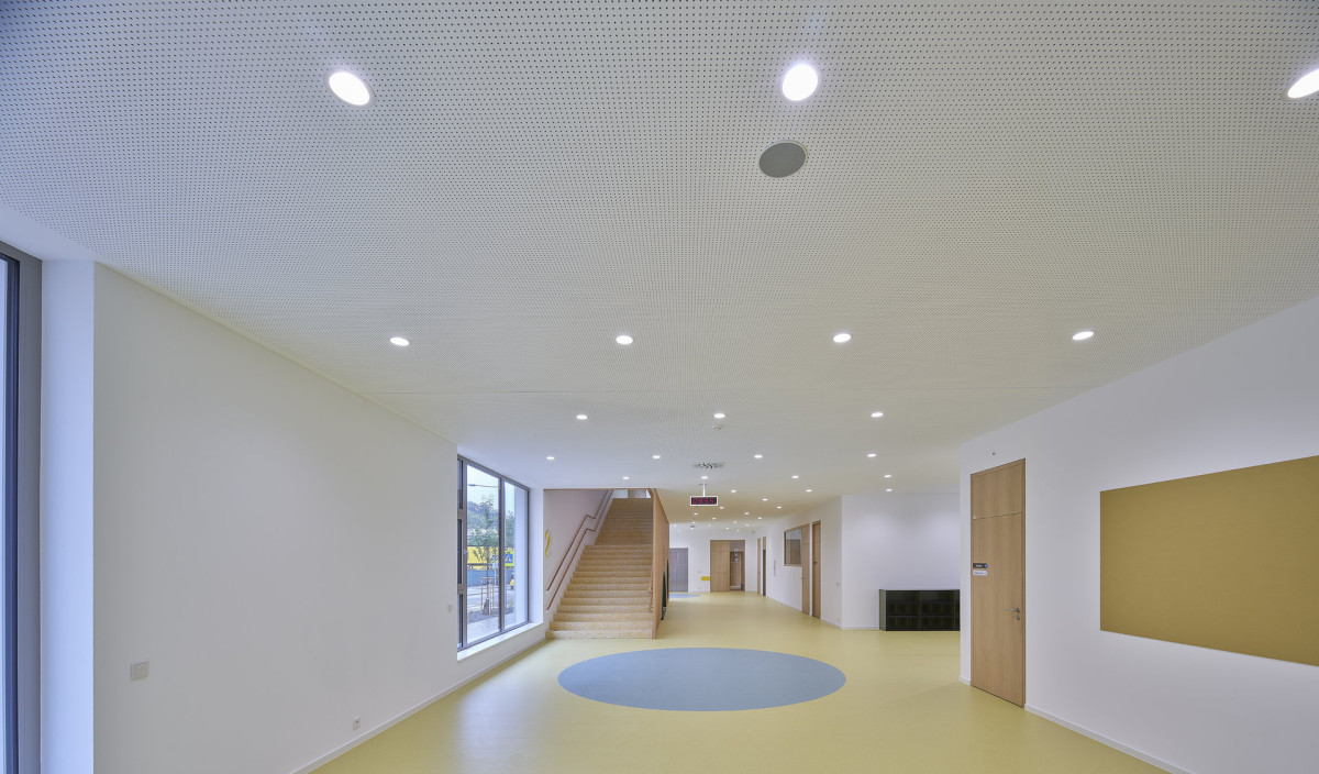 Architekti v interiéru pracovali se světlým dřevem.  (Nová škola Via v Berouně; OVA )
