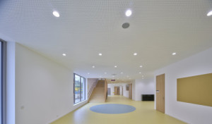 Architekti v interiéru pracovali se světlým dřevem.  (Nová škola Via v Berouně; OVA )