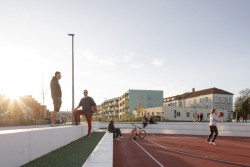 Revitalizace areálu kasáren ve Vysokém Mýtě, Barbora Srpková, Martin Lukáč: Lemují ho praktické tribuny, na kterých se dá sedět, třeba při sledování letního kina