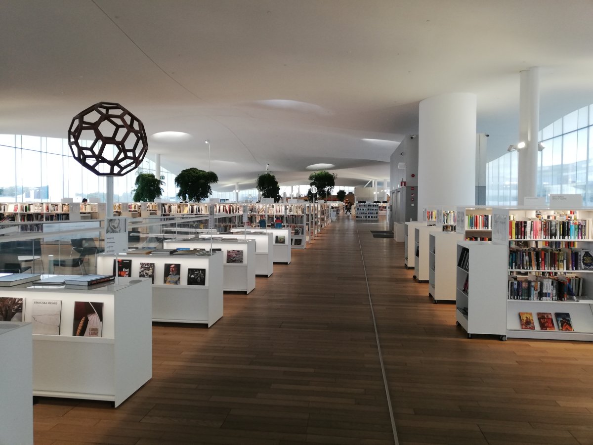 Centrální knihovna Oodi od  ALA Architects
