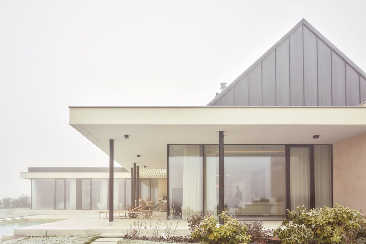 Maximálně prosklený dům zajišťuje propojení interiéru a exteriéru. (Bungalov ve východních Čechách; Atelier Kunc)